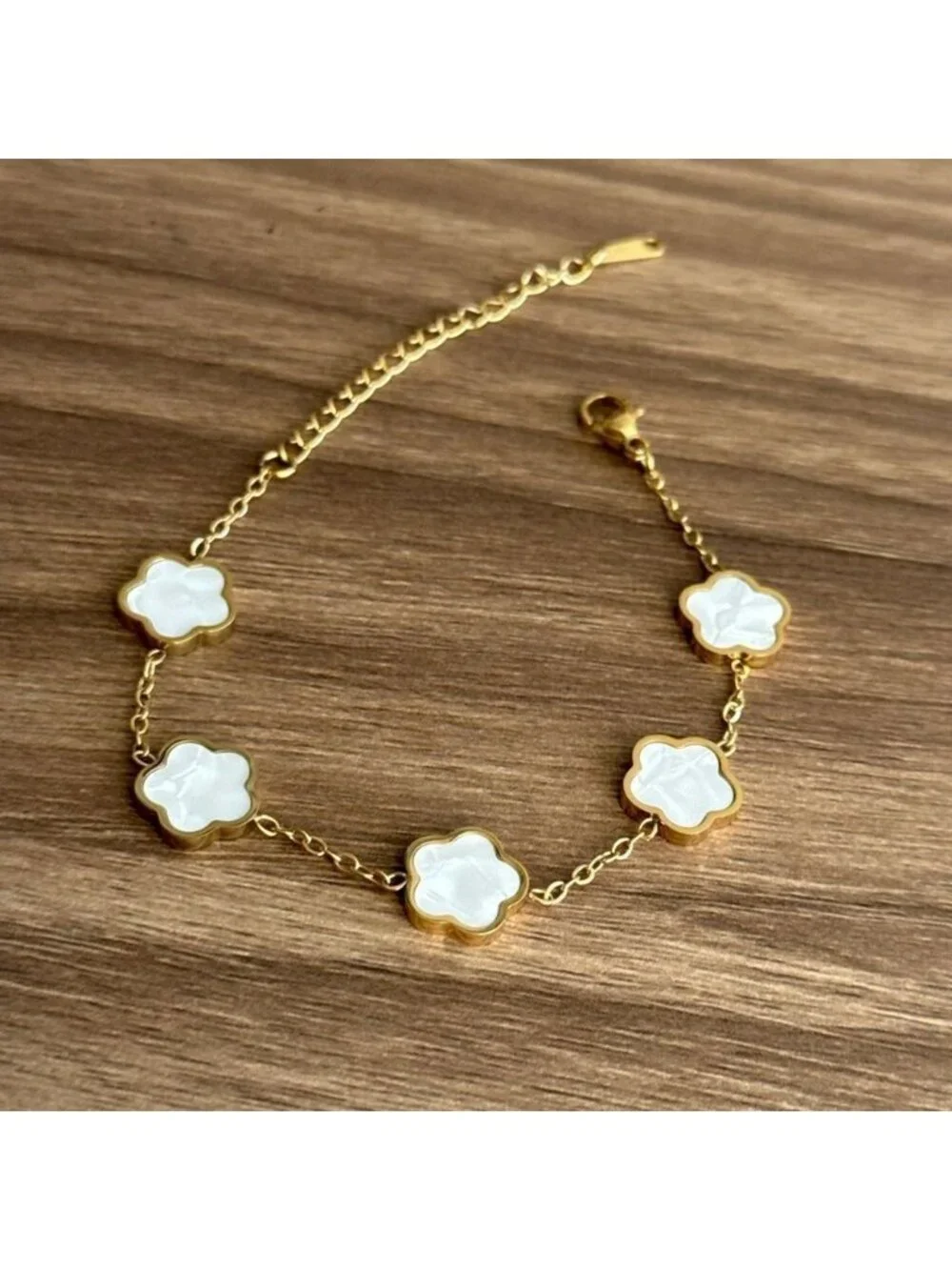 White Flower Bracelet Q742